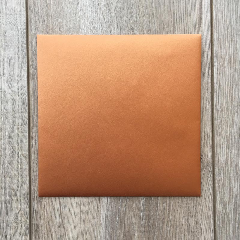 Sijoča bakrena kuverta 17x17cm – spredaj Sijoča bakrena kuverta 17x17cm – spredaj
