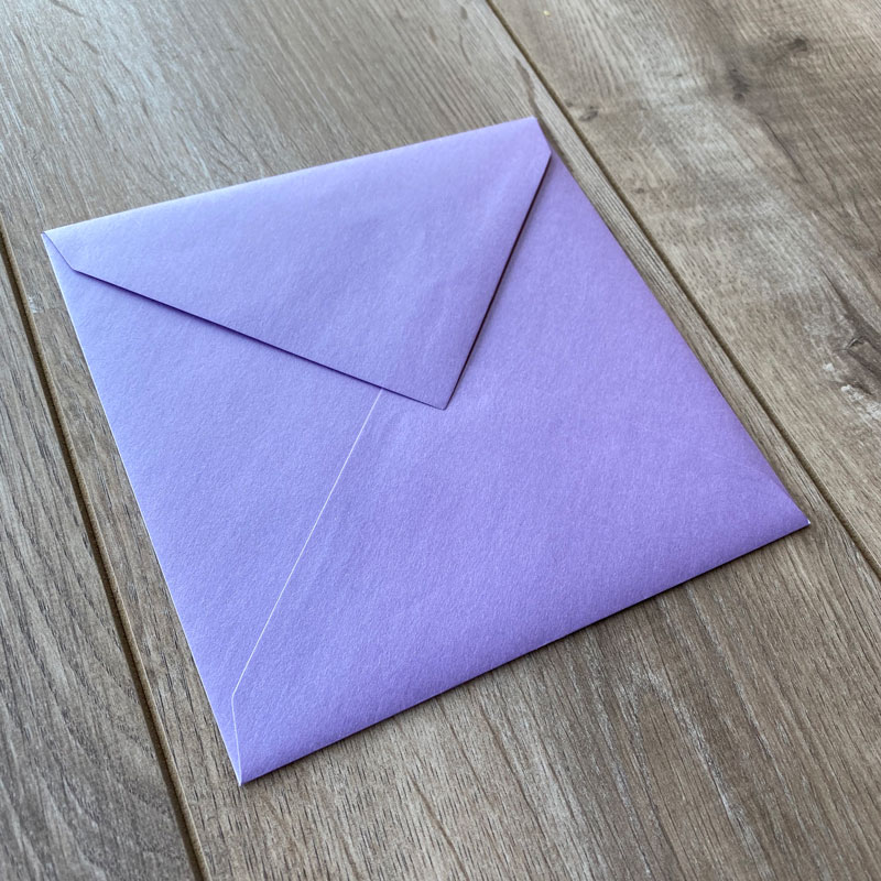 Sijoča kuverta v barvi sivke 17x17cm - Spredaj Sijoča kuverta v barvi sivke 17x17cm - Spredaj