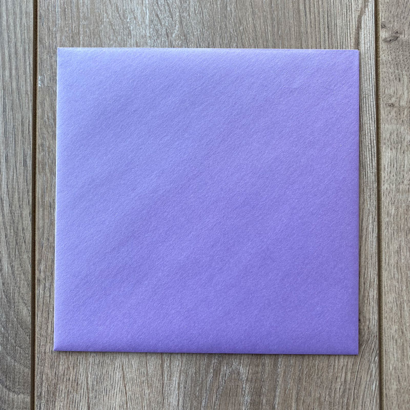 Sijoča kuverta v barvi sivke 17x17cm